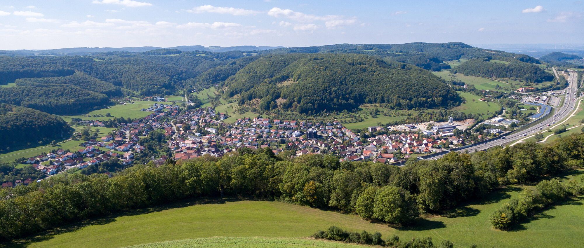Willkommen in der zahnärztliche Gemeinschaftspraxis Dr. Koch, Dr. Goth & Partner in Gruibingen Panoramabild von dem Ort Gruibingen