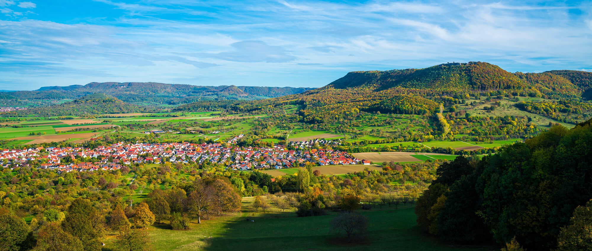 Panoramaaufnahme von dem Ort Bissingen von einem Hügel in der Nähe, schöne Naturlandschaft